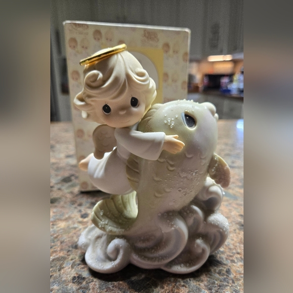 Fountain of Angel's Precious Moments Collectible Figurine - Picture 1 of 10